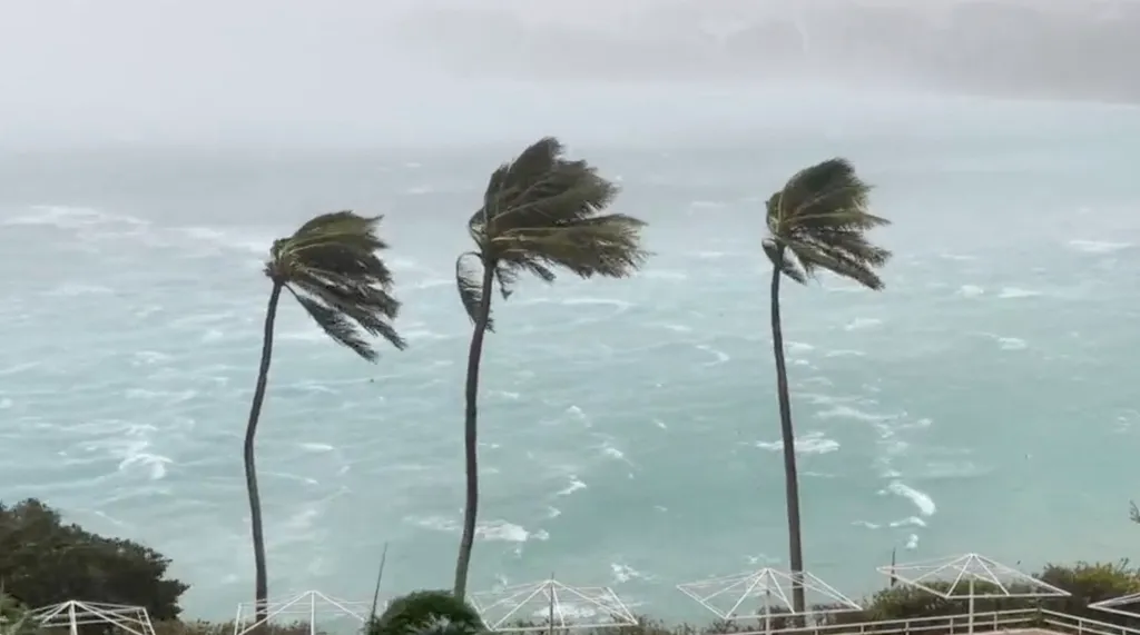 tájfun Tumon öböl Egyesült Államok Guam  Le typhon Mawar fonce sur l'île américaine de Guam dans le Pacifique Horizontal 