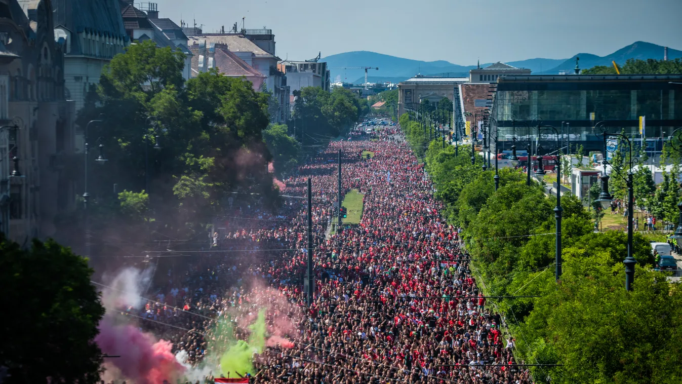 Foci EB, labdarúgó Európa-bajnokság, Euro 2020, labdarúgás, magyar válogatott, szurkoló, szurkolás, drukker, vonulás, tömeg, Budapest, Magyarország - Portugália, Budapest, 2021.06.15. Dózsa György út 