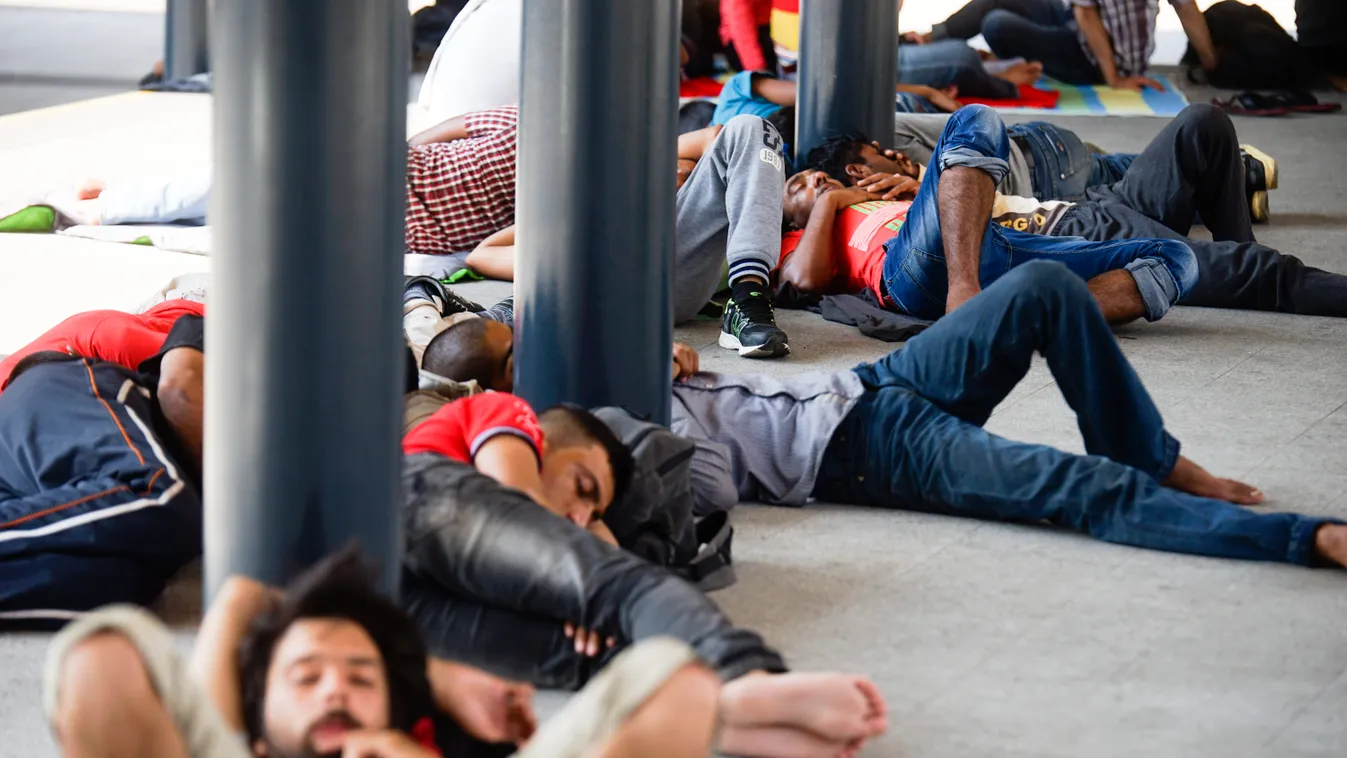 Budapest, 2015. augusztus 7.
Illegális bevándorlók a Keleti pályaudvarnál kialakított tranzitterületen 2015. augusztus 7-én.
MTI Fotó: Balogh Zoltán 