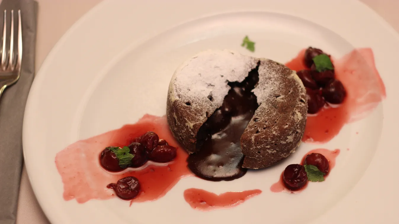 Csokoládé "bomba" gyömbéres meggyraguval – Oliva étterem 