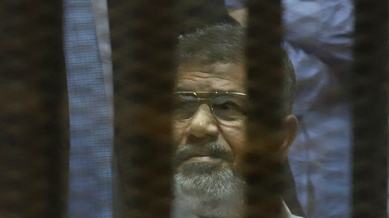 MURSZI, Mohamed Kairó, 2015. április 21.
Mohamed Murszi megbuktatott iszlamista elnök ketrecben ül perének ítélethirdetésén, amelyet a kairói rendőrakadémia bírósági tárgyalótermében tartanak 2015. április 21-én. Murszit húsz év szigorított szabadságveszt