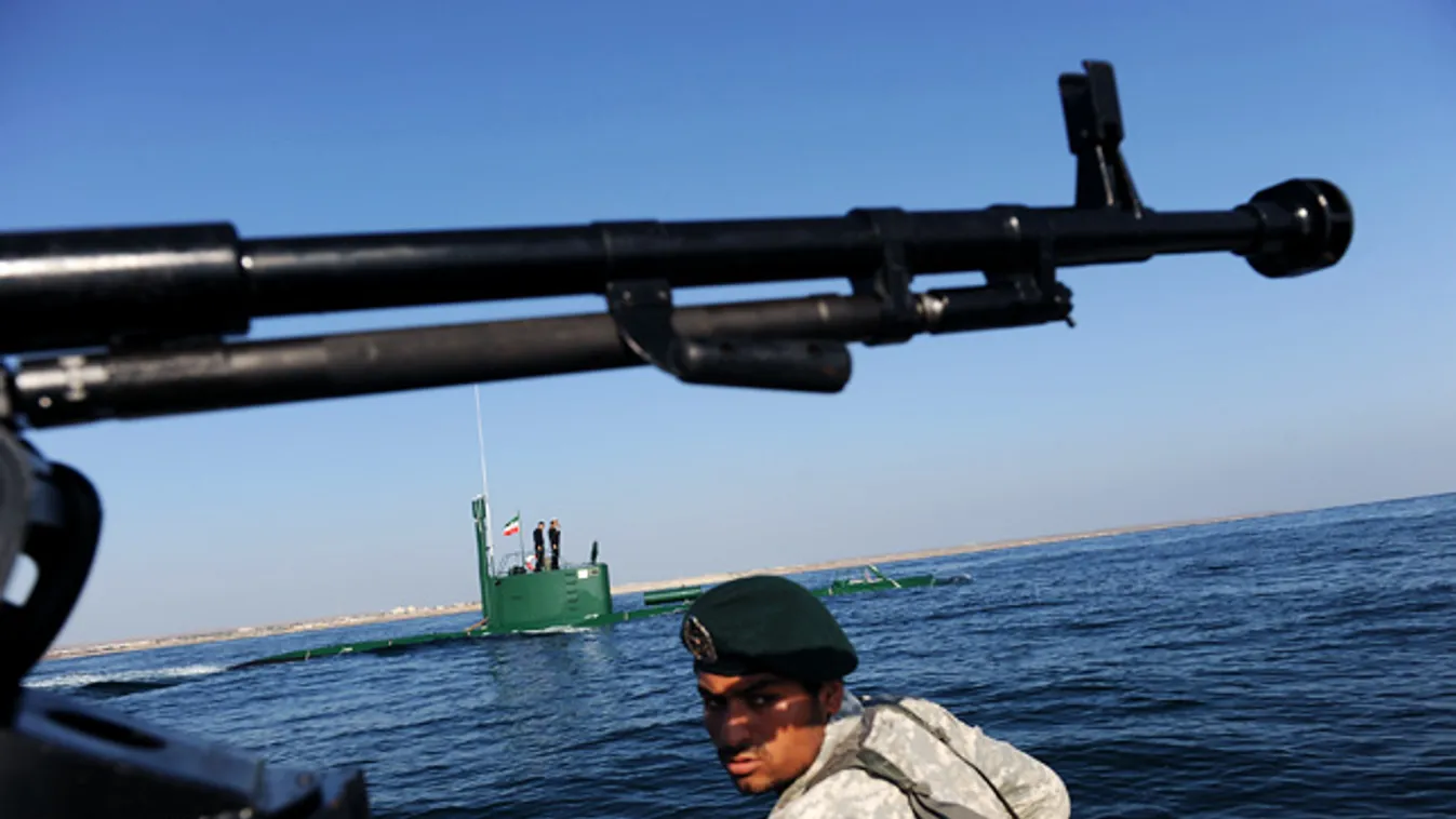 Gyakorlatozó iráni katonák a Hormuzi szorosban, feszültség a perzsa-öbölben, katonai konfliktus