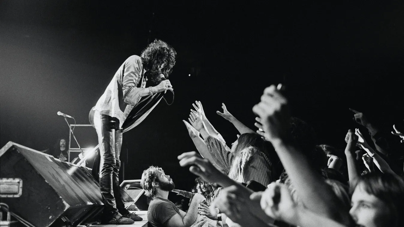 Aerosmith On Stage black and white photograph pop musician Huty21141 Huty 21141 1978 MP048 Aerosmith singer songwriter singing american popular music concert performance Huty2114115 full length stage fan audience large group of people men photography 