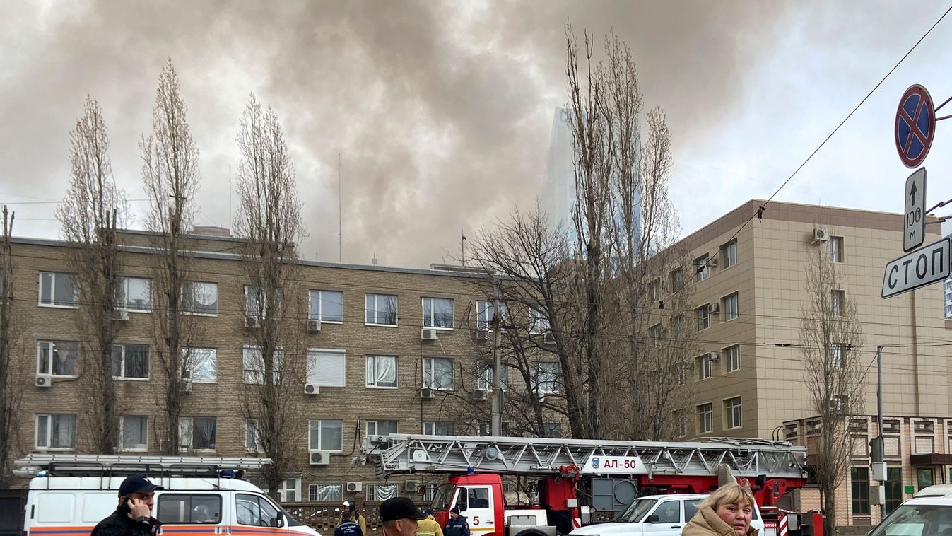 Rosztov-na-Donu, 2023. március 16.
Füst tör a magasba az orosz Szövetségi Biztonsági Szolgálat, az FSZB helyi központjának közelében, Rosztov-na-Donuban 2023. március 16-án. Sajtóhírek szerint egy garázsokat és raktárakat tartalmazó épület gyulladt ki az 