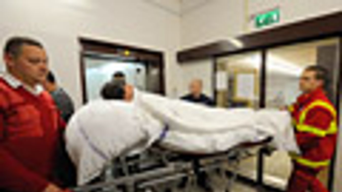 Mentősök szállítják el a Szegedi Tudományegyetem traumatológiai klinikájáról 2012. október 12-én azt a 34 éves osztrák férfit, aki a gyanú szerint egy nappal korábban német rendszámú Hummer terepjárójával halálra gázolt egy rendőrt