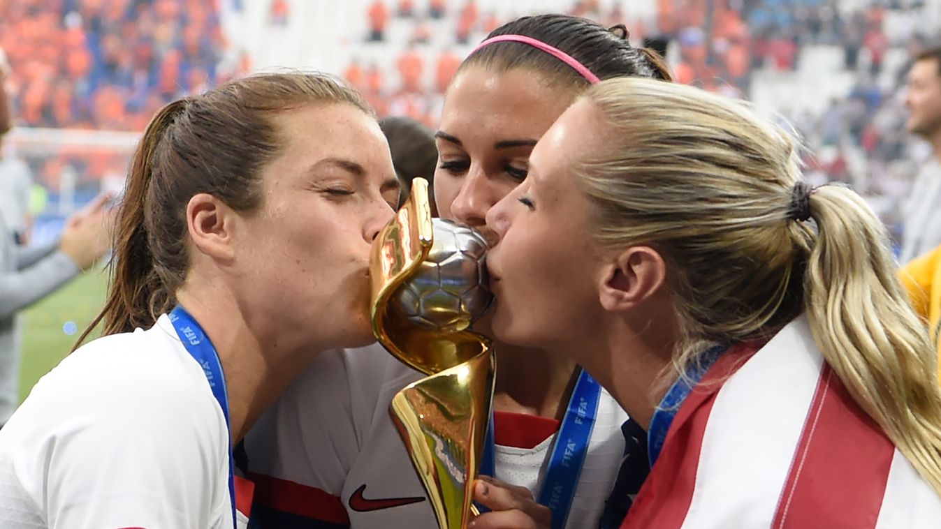 TOPSHOTS Horizontal FINAL WORLD CUP WOMEN'S FOOTBALL BUST JOY TROPHY KISS 