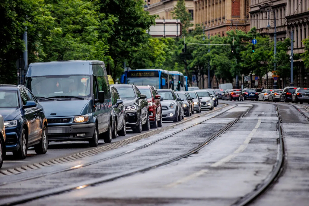 autó, forgalom, dugó, Budapest, közlekedés, érettségi 