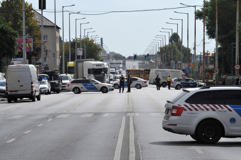 Budapest, 2019. szeptember 27.
Rendőrök biztosítják a helyszínt 2019. szeptember 27-én a IX. kerületi Soroksári úton, ahol három férfi és három nő megtámadott egy 38 éves nőt, aki nyolc napon belül gyógyuló, könnyű sérülést szenvedett. A verekedés közben 