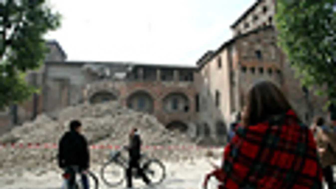 Földrengés Olaszországban, a Castello delle Rocche megrongálodott épülete, Finale Emilia