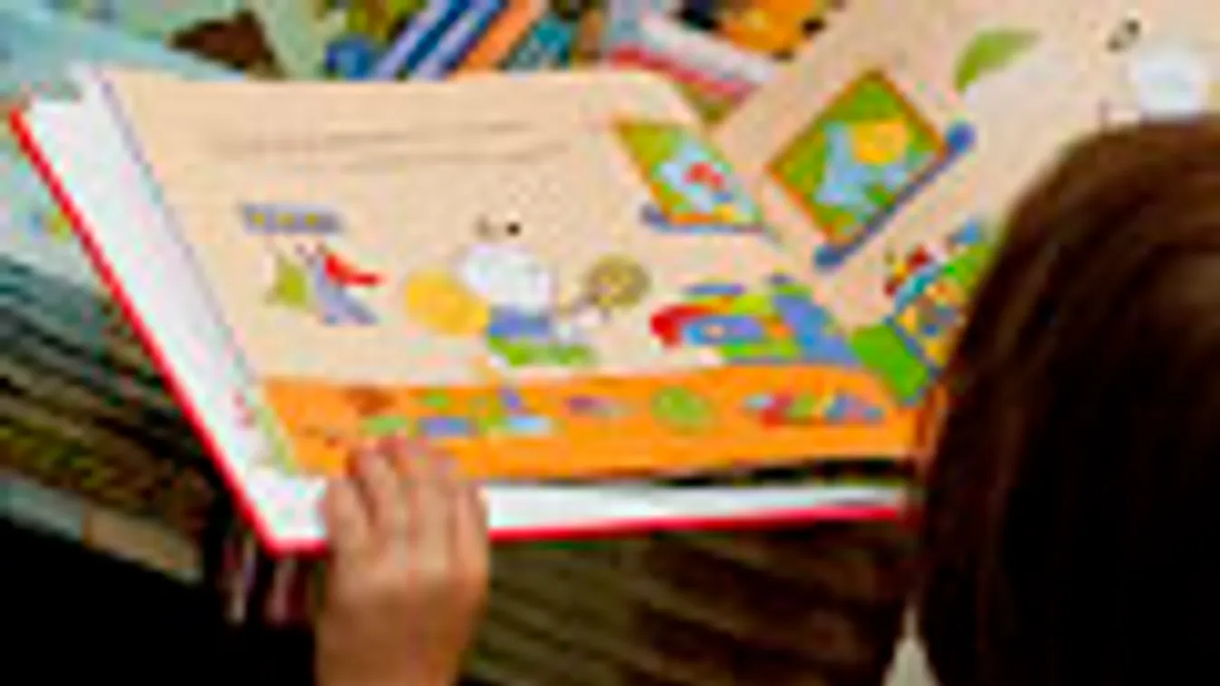 Így válassz könyvet a gyereknek! Mesekönyvet nézegető kislány egy könyvvásáron 