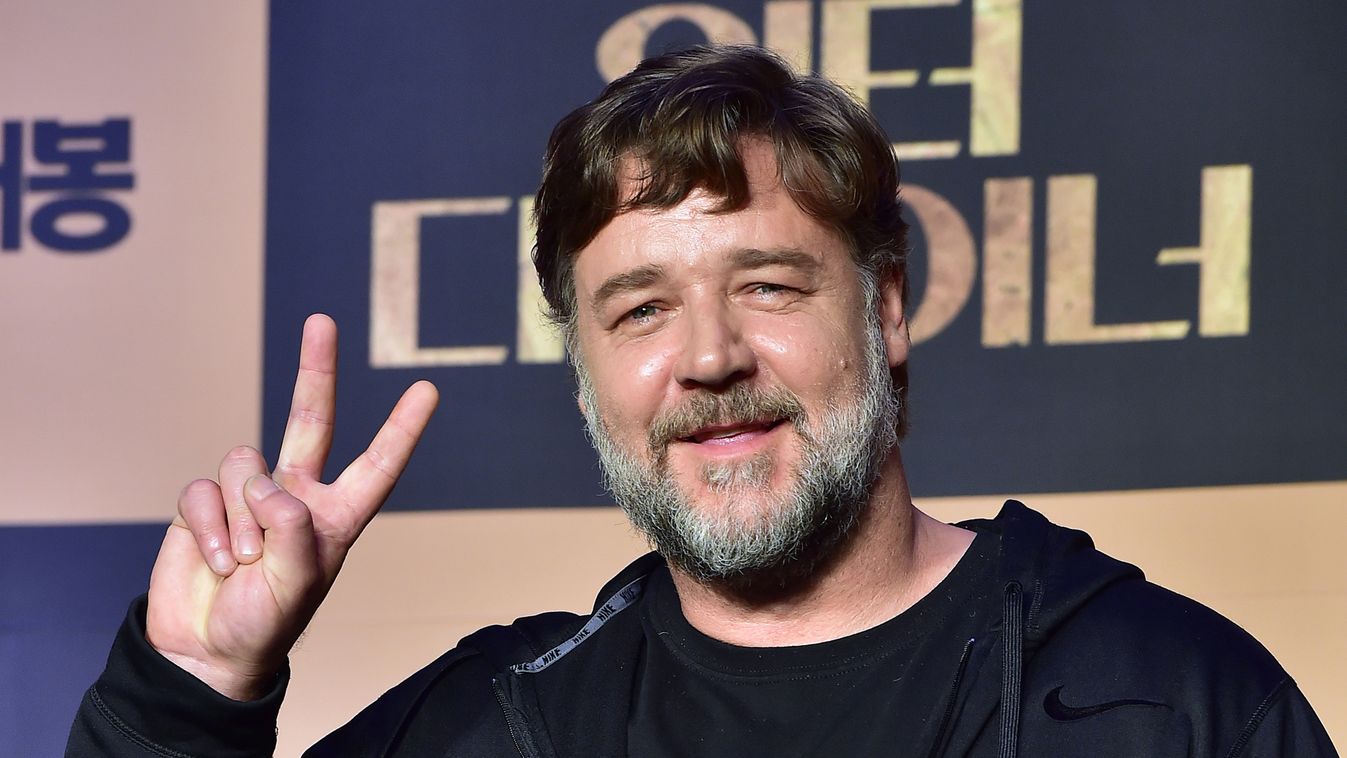 Hollywood star Russell Crowe poses for a photo session during a press conference to promote his film "The Water Diviner", in Seoul on January 19, 2015.  The film will open in South Korea on January 28.  AFP PHOTO / JUNG YEON-JE 