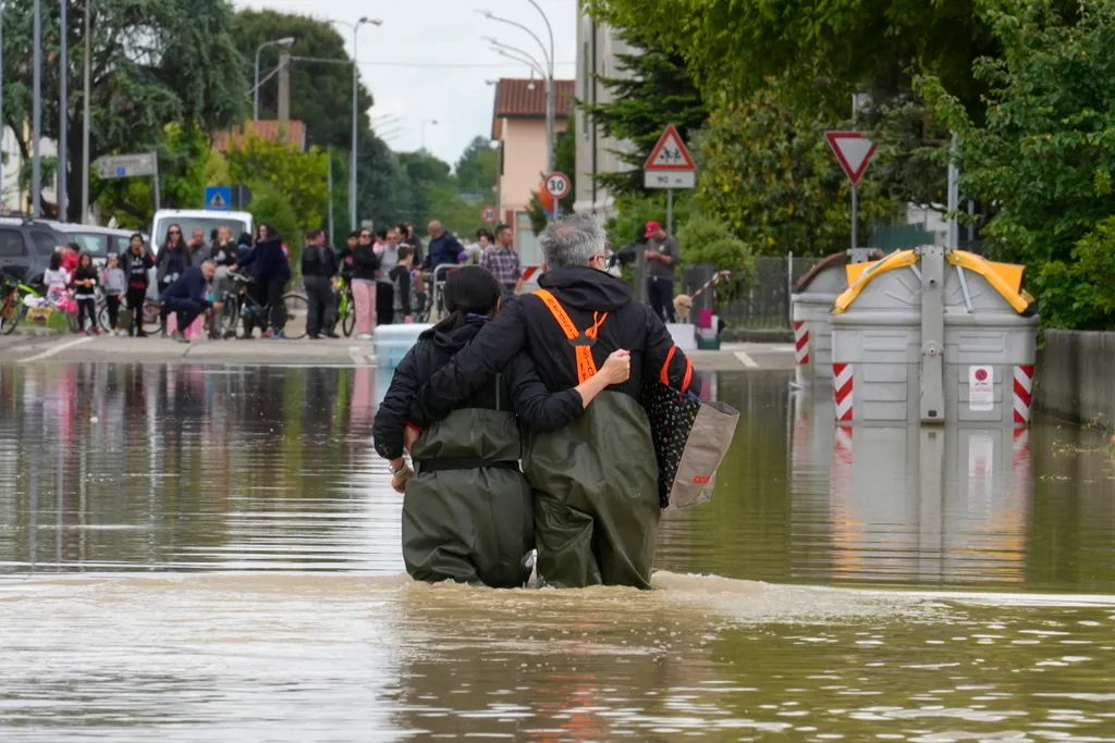 Lugo, 2023. május 18.
Árvízben gázol egy pár a közép-olaszországi Ravenna közelében fekvő Lugóban 2023. május 18-án. Az elsősorban Emilia Romagna tartományt sújtó áradások legalább kilenc ember halálát okozták, több mint tizenháromezret pedig otthona elha