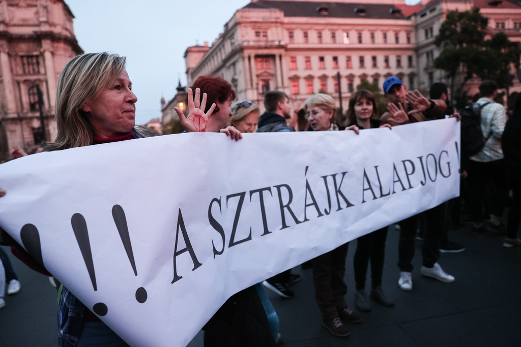 Hídfoglalás tüntetés, Kossuth tér, 2022.10.05. Budapest, tüntetés, tanárok, diákok, pedagógus tüntetés, diák, tanár, oktatás, 