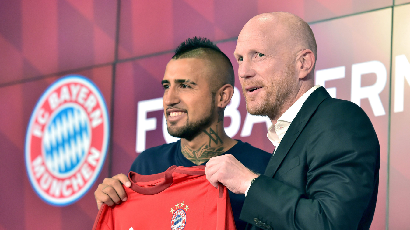München, 2015. július 28.
Arturo Vidal chilei válogatott középpályás (b) és Matthias Sammer, a német bajnok labdarúgóklub, a Bayern München sportigazgatója egy müncheni sajtóértekezleten, amelyen Vidalt bemutatják a Bayern játékosaként 2015. július 28-án.
