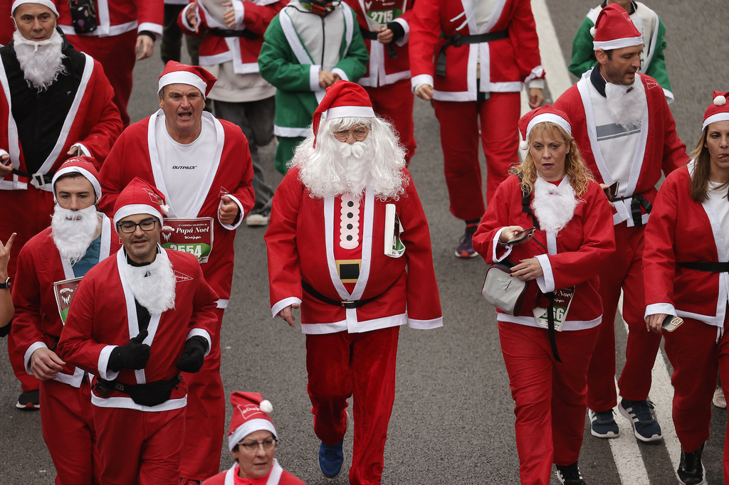 Santa Claus futás, madrid, adomány, maraton, spanyolország, 2022. 12. 18. 