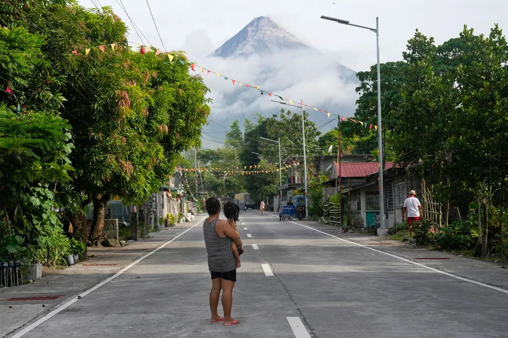 Fülöp-szigeteki Mayon vulkán Manila gőzt és hamut lövell ki a Fülöp-szigeteki Albay tartományban fekvő Legaspiból nézve 2023. június 13-án. Az ország legaktívabb tűzhányójának kitörése miatt több mint 13 ezer embert telepítettek ki a környékbeli fa 