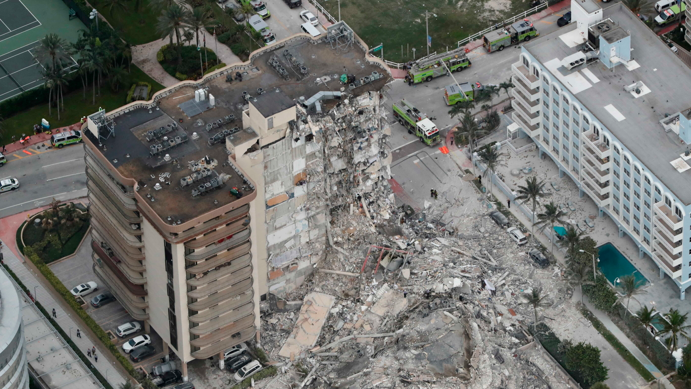 Miami, 2021. június 24.
Légi felvétel egy 12 emeletes lakóházról, amelynek egy része ismeretlen okból leomlott Miami Surfside városrészében 2021. június 24-én. A helyszínre tűzoltó érkezett, a mentés folyamatban van, sérültekről, halottakról egyelőre nem 