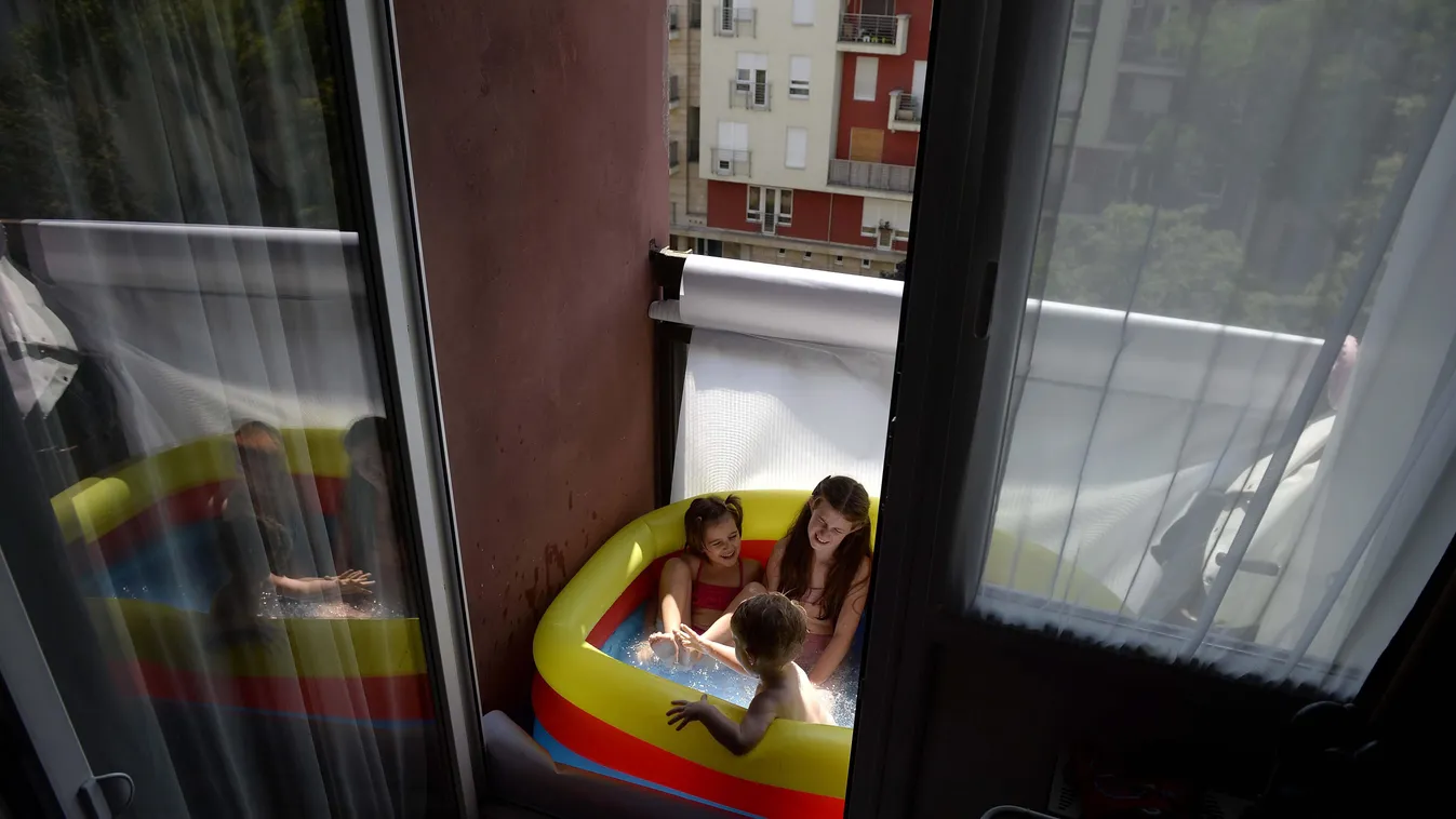 Budapest, 2015. július 8.
Gyerekek játszanak egy felfújható medencében egy lakótelepi lakás erkélyén a főváros XIII. kerületében 2015. július 8-án. Az országos tiszti főorvos július 4-től július 8-án éjfélig hőségriadót rendelt el, mert ebben az időszakba