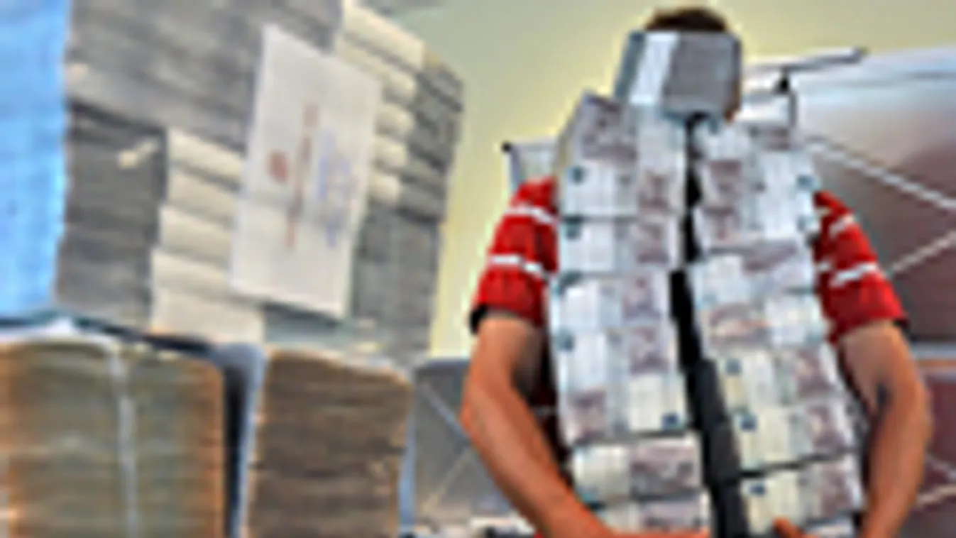 kamat, Egy dolgozó becsomagolt tízezres bankjegyeket pakol a Magyar Nemzeti Bank (MNB) Logisztikai Központjában