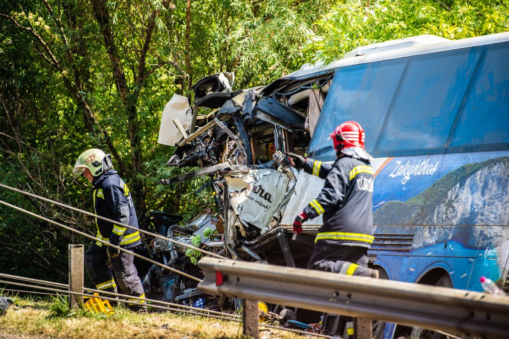 busz, baleset, Felborult egy busz az M7-esen, nyolc ember meghalt, Árokba borult egy autóbusz az M7-es autópályán Szabadbattyán térségében, a Budapest felé vezető oldalon vasárnap hajnalban öt óra előtt néhány perccel 