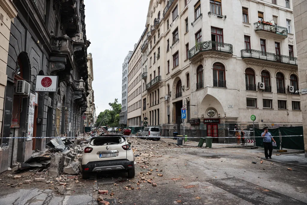 Budapest belváros, leomlott egy ház tetőszerkezete, VI. kerületi Jókai utca, tetőszerkezet, 2022.06.28. 