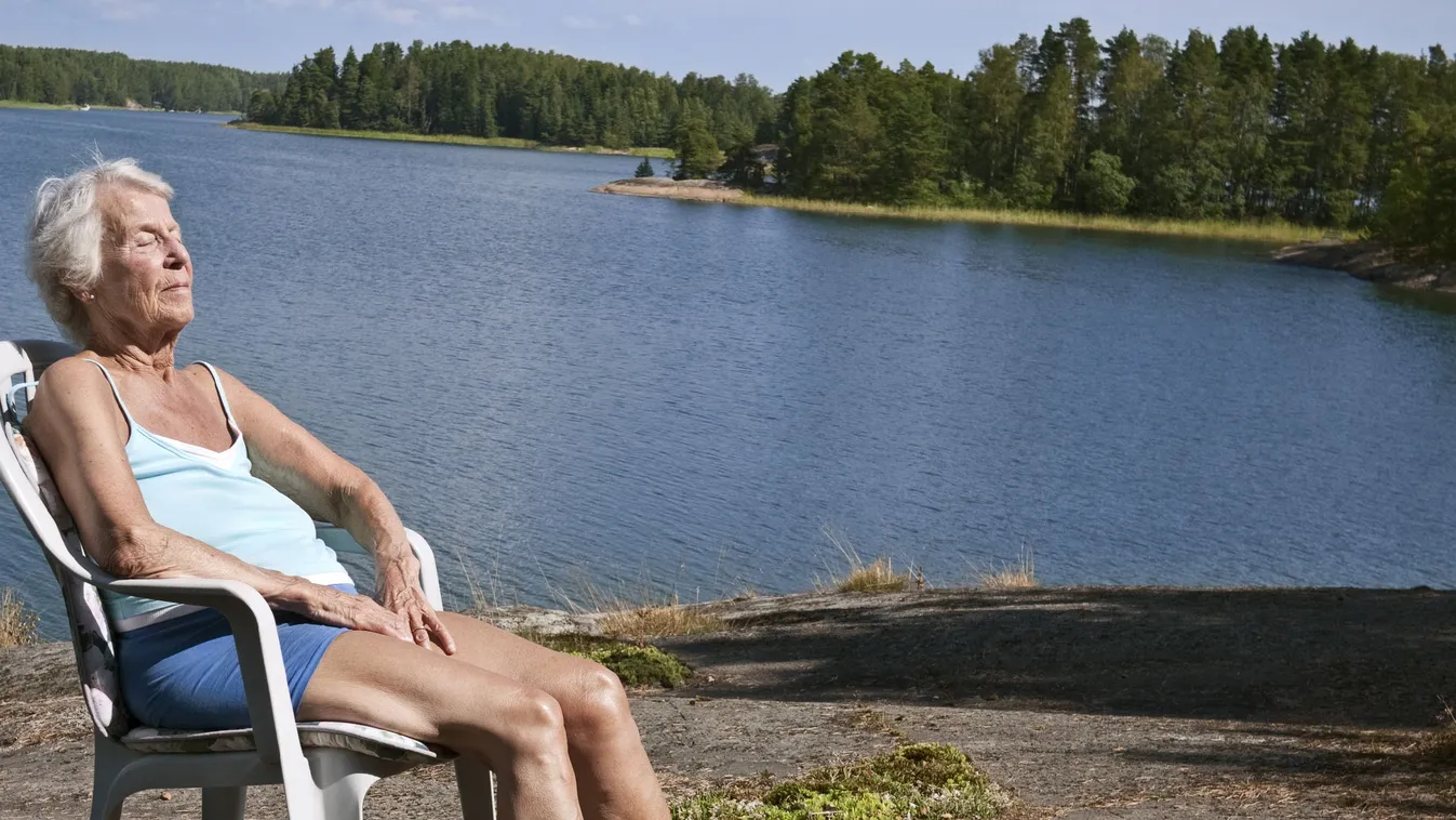 öregek, öregség, svéd nyugdíjas napozik 