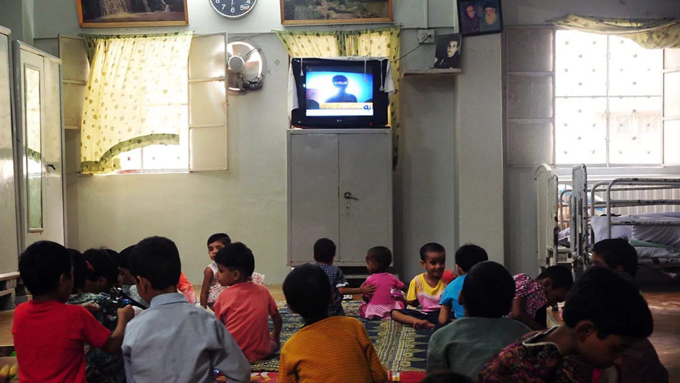 Pakisztáni gyerekek nézik a TV-ben a Burka Avanger c. rajzfilmet