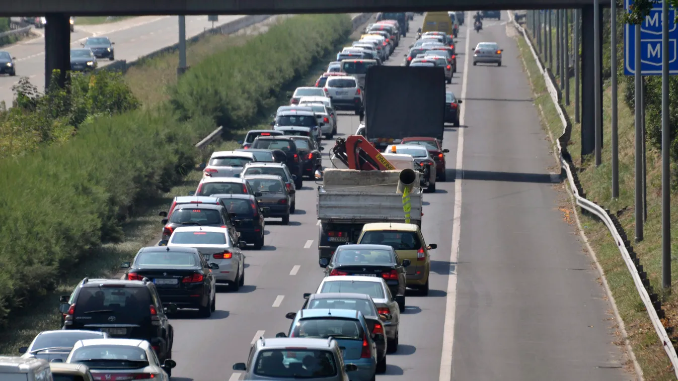 Tárnok, 2015. augusztus 7.
Torlódó járművek az M7-es autópályán Tárnoknál, miután három autó ütközött Érd térségében 2015. augusztus 7-én. A balesetben többen könnyebben megsérültek.
MTI Fotó: Mihádák Zoltán 