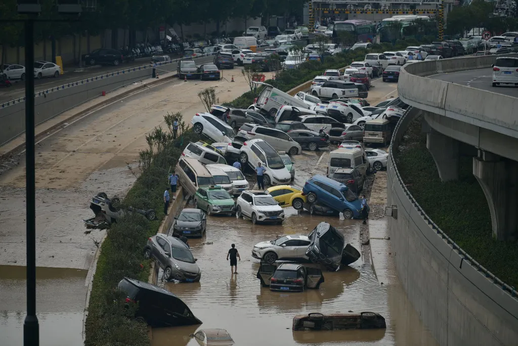 Zhengzhou Kína, eső, víz,  Cars rescue in Zhengzhou City after torrential rainfall CHINA CHINESE Horizontal 