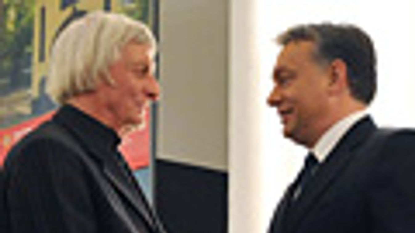 Fekete György, a Magyar Művészeti Akadémia elnöke és Orbán Viktor miniszterelnök (j) kezet fog az akadémia első ünnepi estjén az Iparművészeti Múzeumban