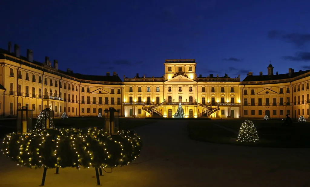 A fertődi Esterházy-kastély karácsonyi díszkivilágításban 