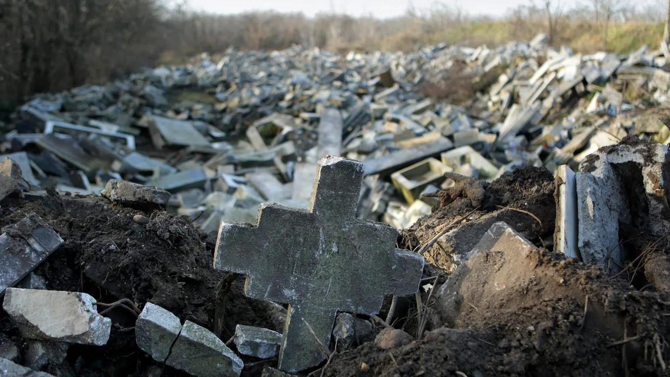 Hatalmas kupacokban álló összetört és kidobott sírkövek a szociális parcella szomszédságában a budapesti Újköztemetőben  2015 január15-én 