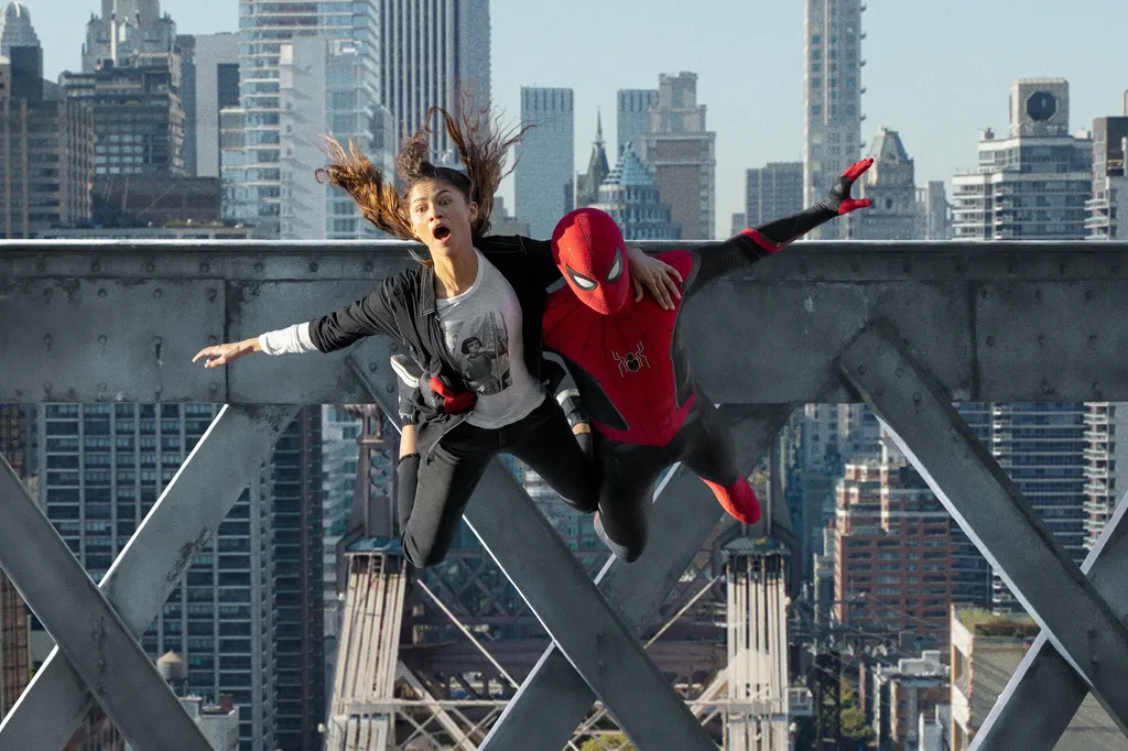 SN_111720 MJ (Zendaya) and Spider-Man jump off the bridge iin Columbia Pictures' SPIDER-MAN: NO WAY HOME. 