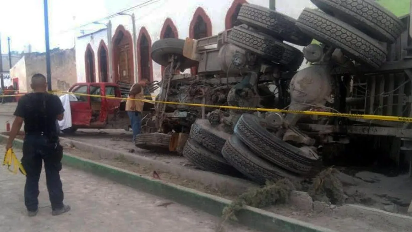 Mazapil, 2015. július 30.
A városi hatóság által közreadott képen egy felborult teherautó Mazapilban 2015. július 29-én, miután a sofőr elvesztette uralmát a homokot szállító jármű felett és az zarándokok közé hajtott a Zacatecas mexikói szövetségi államb