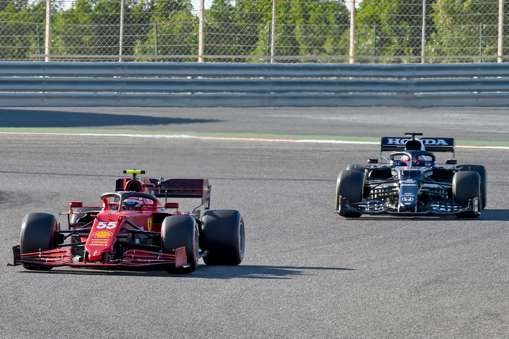 Forma-1, Bahrein teszt, 3. nap, Carlos Sainz, Ferrari, Alpha Tauri 