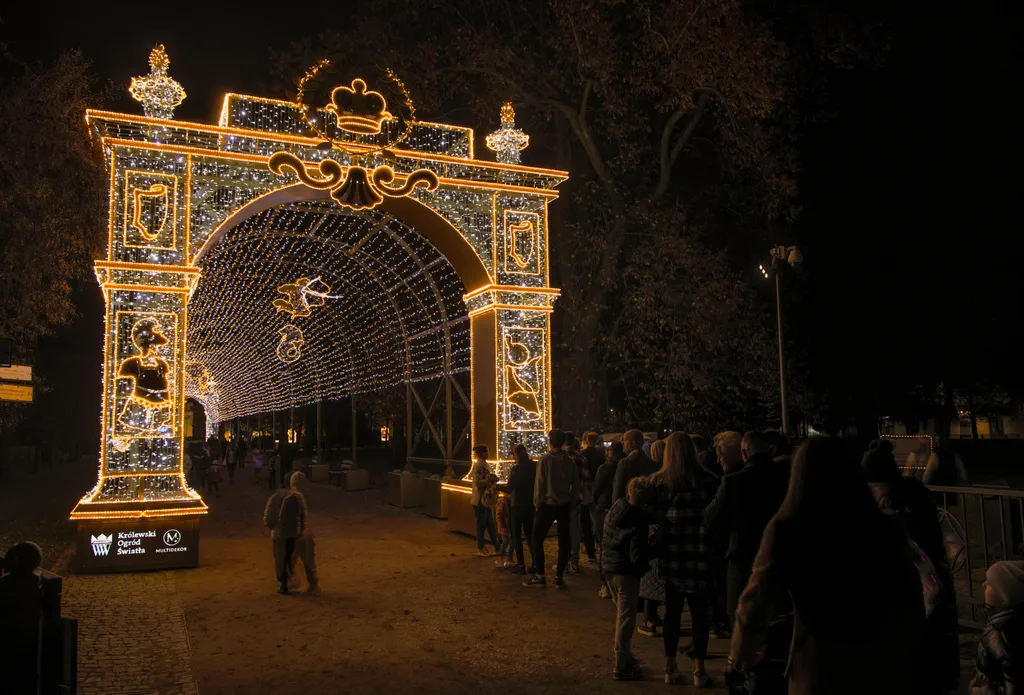 Látványos fényinstallációk a varsói Royal Garden területén, Varsó, Lengyelország, fény, kiállítás 