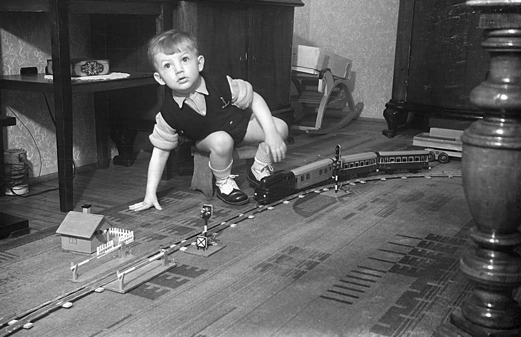 retro-vonal, Hétköznapi élet: használati tárgyak, háztartási eszközök
1958
játék vasút, vasúti jelző, hintaló 