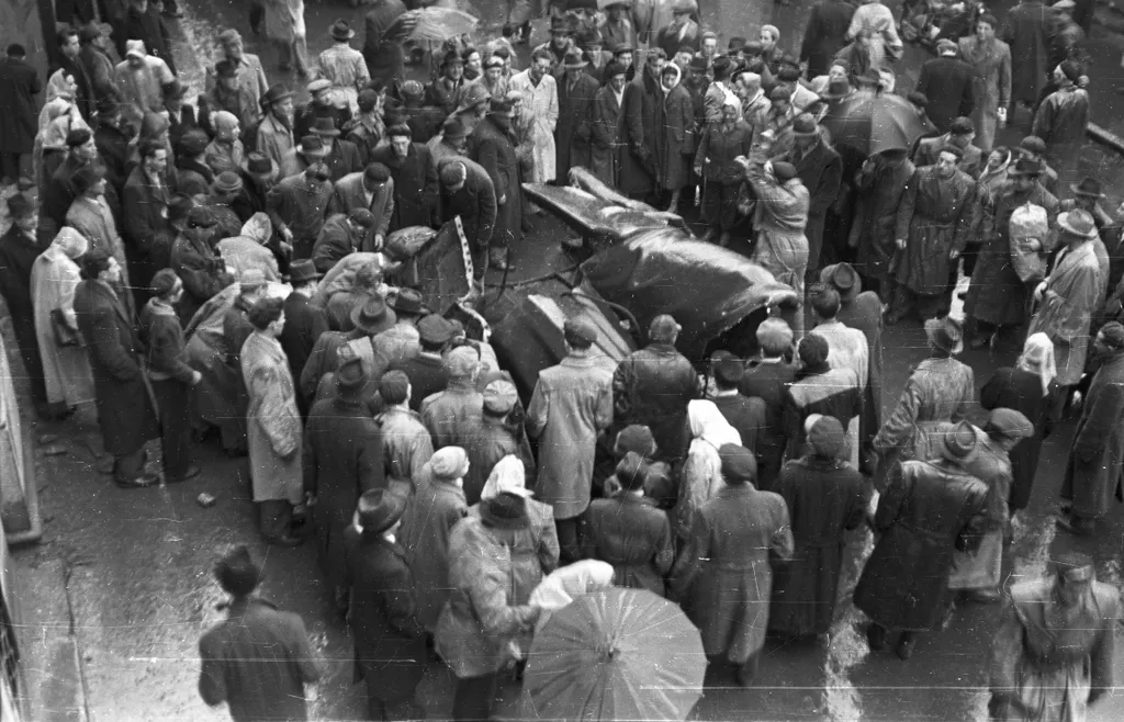 1956 október 23
Magyarország,
Budapest VII.
Akácfa utca eleje, folyik a Sztálin szobor szétdarabolása. 