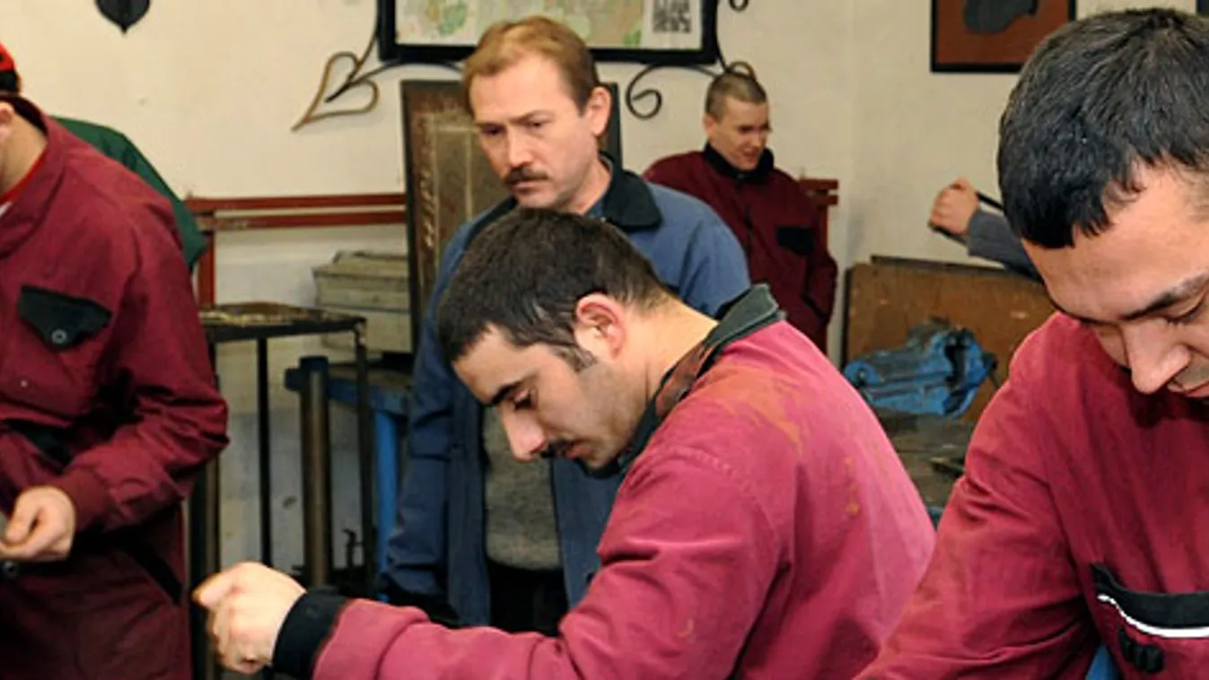 szakmunkás képzés, tanuló a debreceni Povolny Ferenc Szakképző Intézetben 
