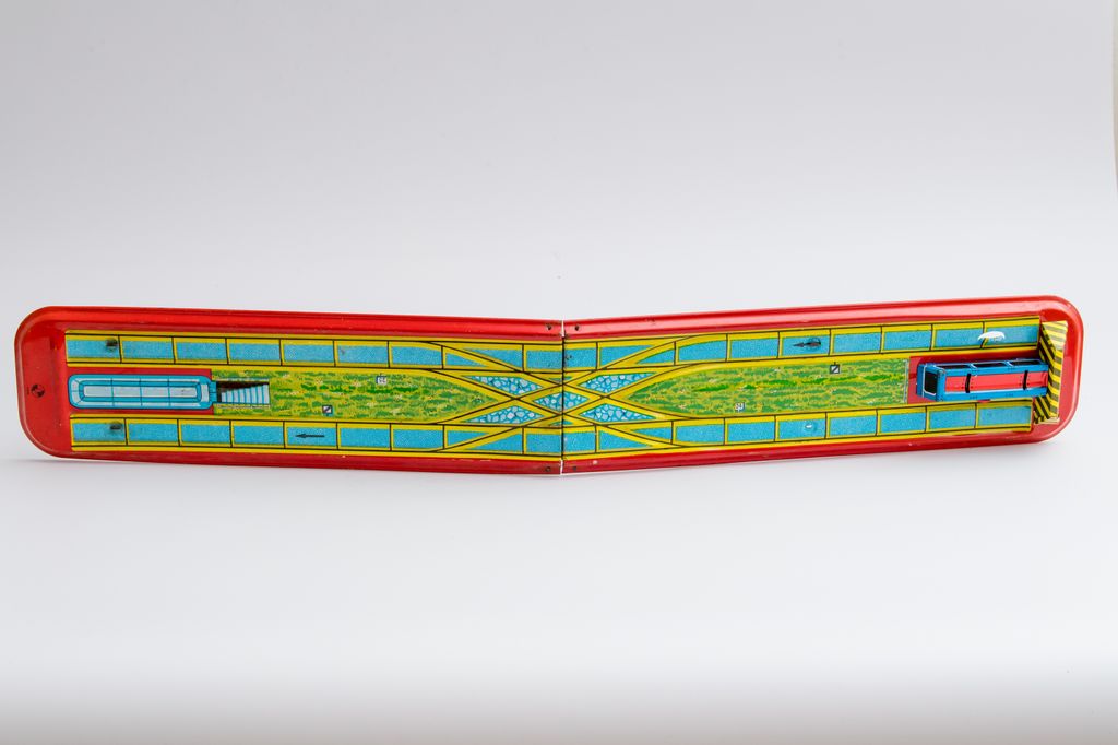 retro játékok, 60-as 70-es évek, fémlemezes festett sínpálya 
