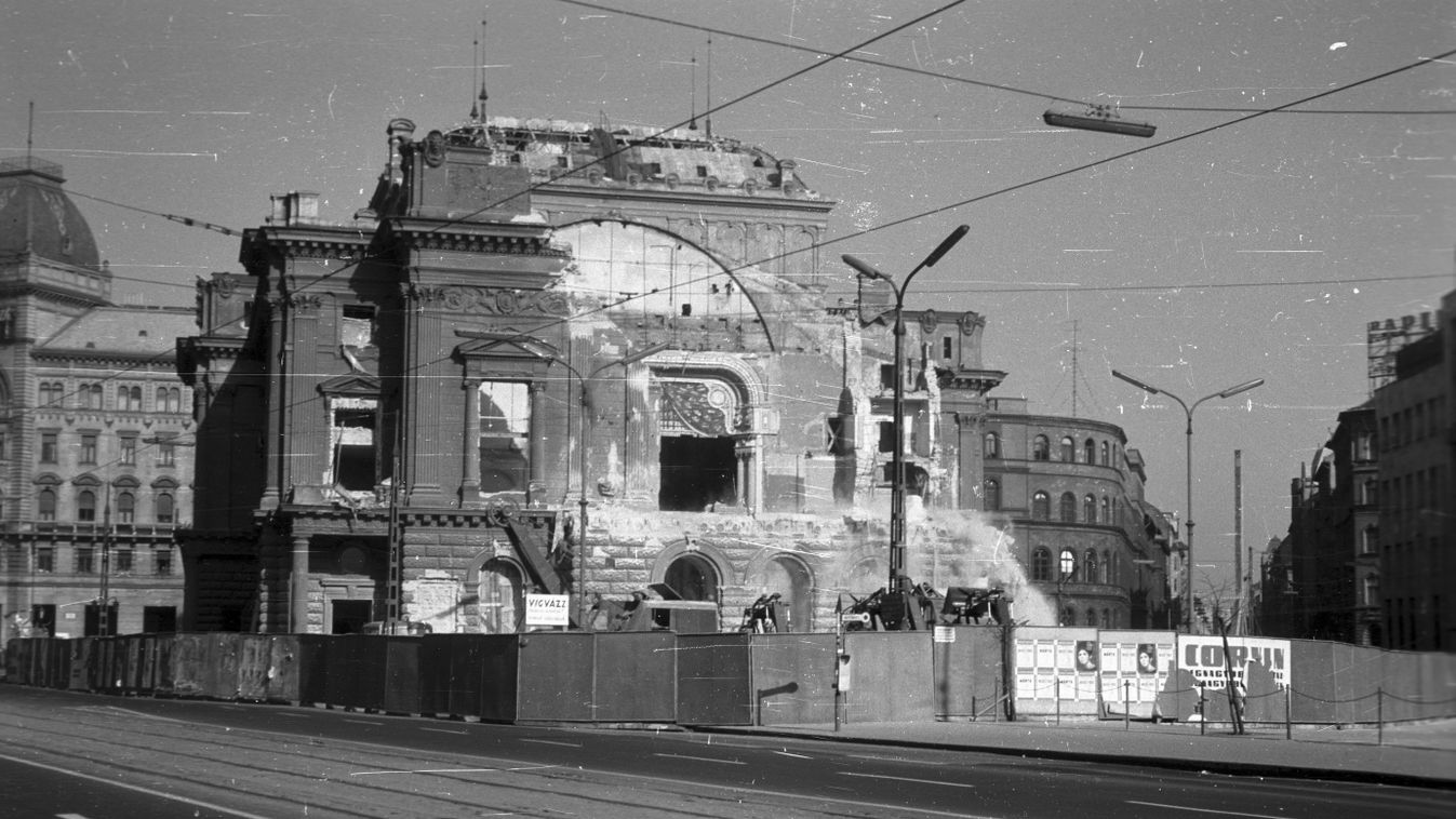 A régi Nemzeti Színház bontása 