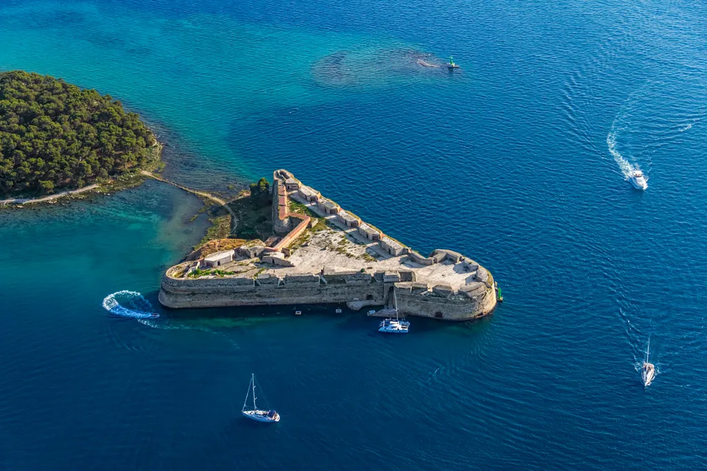 St. Nicholas Fortress, Horvátország, Szent Miklós erőd, Šibenik, Szent Ante-csatorna bejárata, velencei erődépítésű rena-iszánsz épület, világ építészeti örökség, Adria 