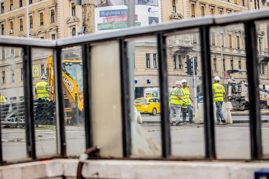 2021.07.12. Budapest, Blaha Lujza tér, dugó, közlekedés, építkezés, autó, BKV, busz, fennakadás, munkagép, torlódás 