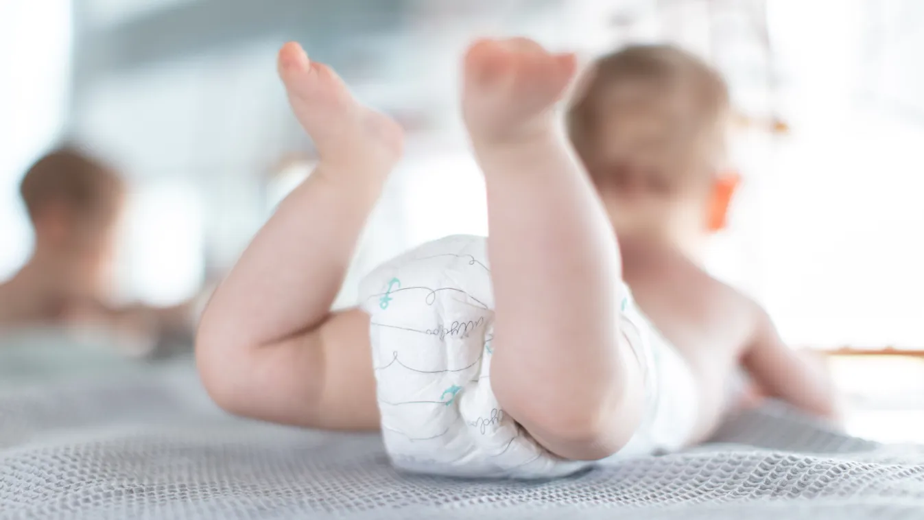 csecsemő pelenka Infant with motoric toy SOCIAL ISSUES COMPANY Children BABY Diaper Disposable diaper threaded 