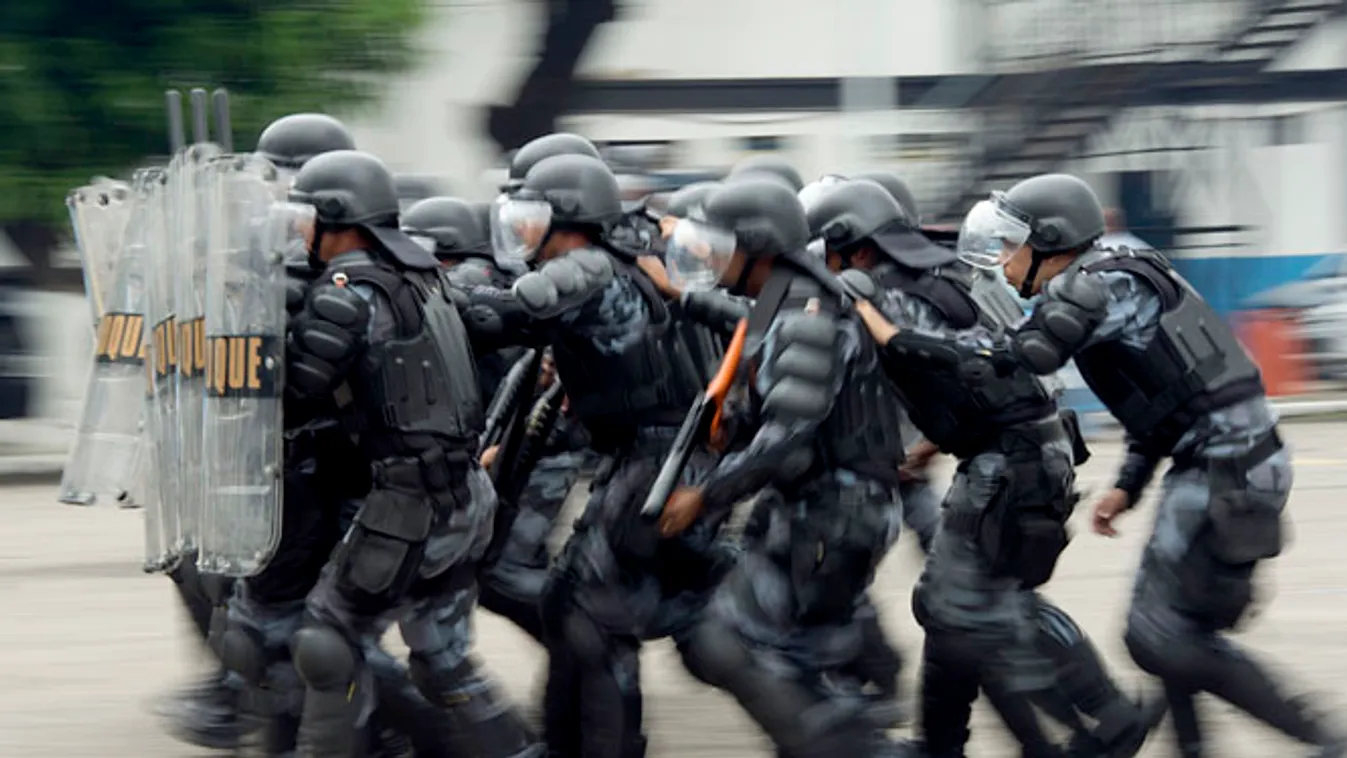 olimpia 2016, Brazília, Rio de Janiero, rioi olimpia, Tüntetőkkel összecsapó brazil rohamrendőrök Rioban. 