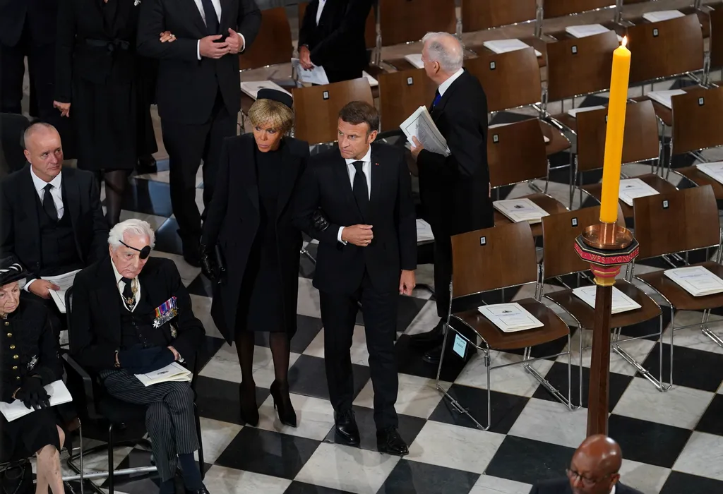 II. Erzsébet brit királynő, II. Erzsébet temetése, temetés, halála, II. Erzsébet halála, királynő, royals death,vendégek,híres emberek, politikusok 
Emmanuel Macron francia államfő (k) és felesége, Brigitte Macron érkezik II. Erzsébet királynő gyászszerta
