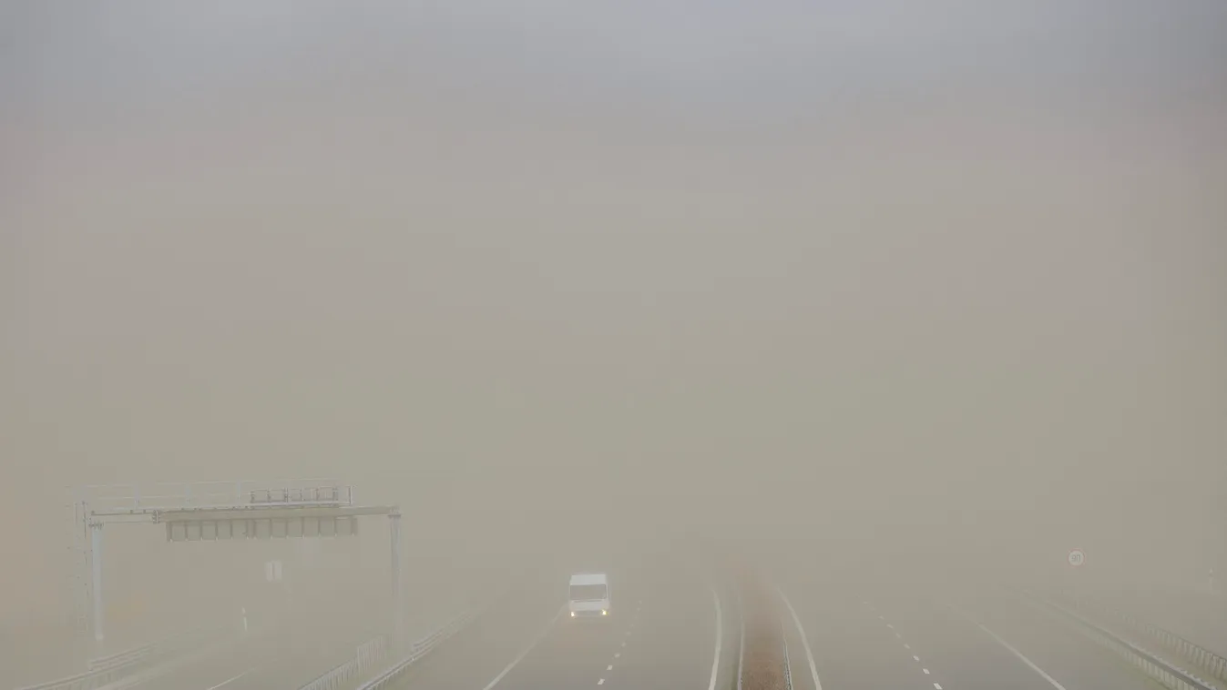 Debrecen, 2015. április 1.
Egy autó a homokviharban az M35-ös autópályán, Debrecen közelében 2015. április 1-jén. Kilenc megyére és a fővárosra másodfokú, nyolc megyére elsőfokú figyelmeztetést adott ki a viharos szél miatt az Országos Meteorológiai Szolg