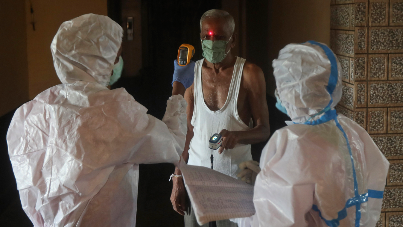Mumbai, 2020. augusztus 7.
Védőöltözéket viselő egészségügyi dolgozók az indiai Mumbai Dharavi negyede, Ázsia egyik legnagyobb nyomortelepe lakóinak koronavírus-vizsgálatát végzik 2020. augusztus 7-én. Indiában a fertőzöttek száma átlépte a kétmilliót, tö