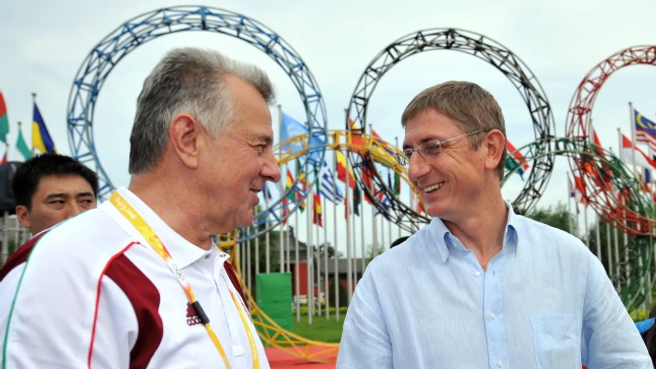 Schmitt Pál, a Magyar Olimpiai Bizottság elnöke és Gyurcsány Ferenc miniszterelnök beszélget az olimpiai faluban 
