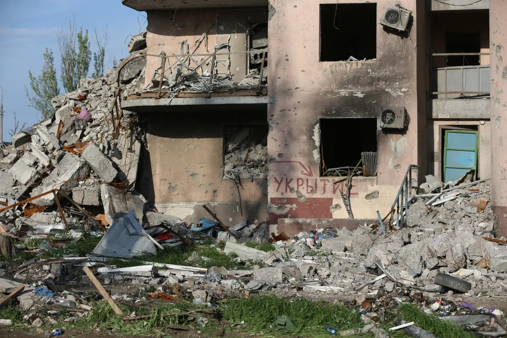 ukrán válság 2022, orosz, ukrán, háború, Ukrajna, Mariupol, romos lakóház 